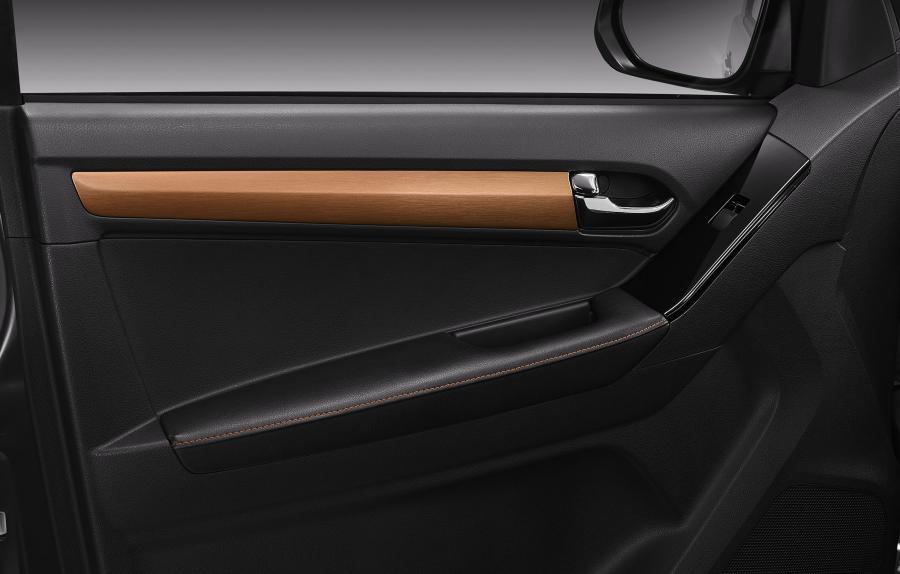 Детали интерьера Isuzu D-Max V-Cross Max 4x4 2017 года  (TH) (фото 7 из 9)